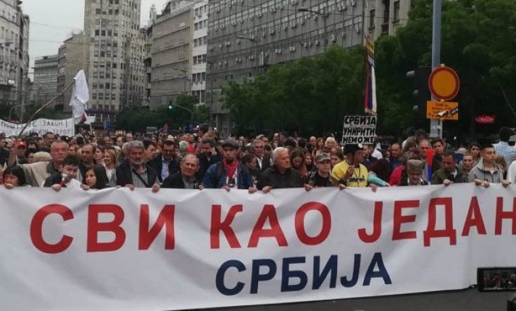 Protestuesit kërkojnë nga Vuçiqi llogari për Kosovën, ia përmendin ndryshimin e kufijve