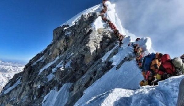 Tre alpinistë humbin jetën në Everest