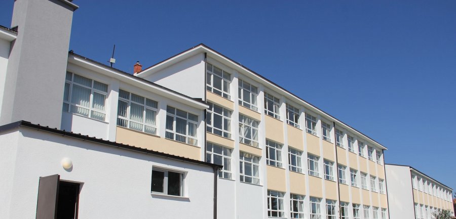 7 nxënës përfshihen në rrahje në korridorin e shkollës në Istog, mësimdhënësi fajësohet për rastin