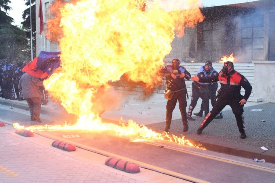 E rëndë, momenti kur tre policë digjen nga flakët pas hedhjes së molotovit