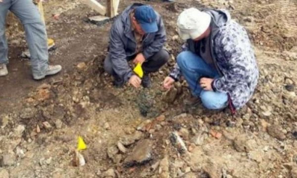 Gjen rroba dhe eshtra në oborrin e shtëpisë në Reçak