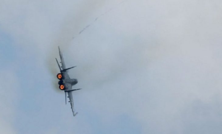 Avioni luftarak serb ‘MIG 29’ fluturon drejt kufirit me Kosovën
