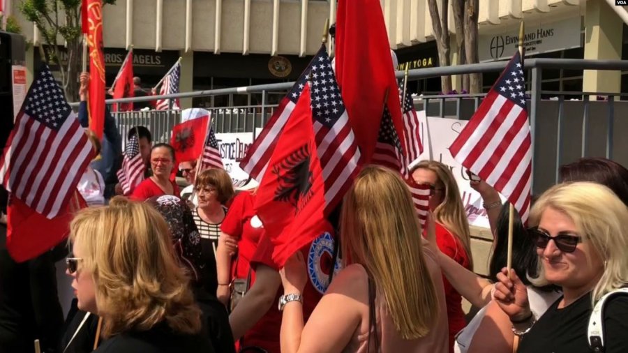 Protestë para ambasadës serbe në Uashington, komuniteti shqiptar kërkon drejtësi për krimet e luftës