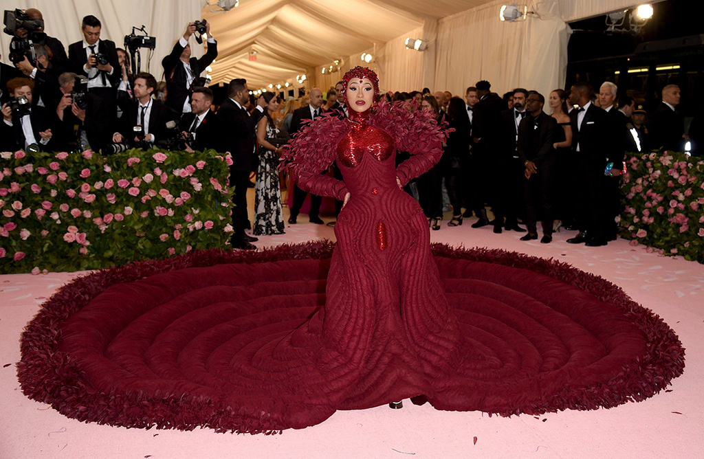 As që mund ta mendoni sa orë e sa ditë pune u deshën që Cardi B ta vishte këtë fustan në Met Gala