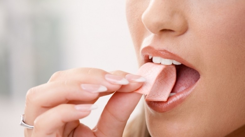 Përtypja e çamçakëzit ndihmon të humbisni kilogramë?