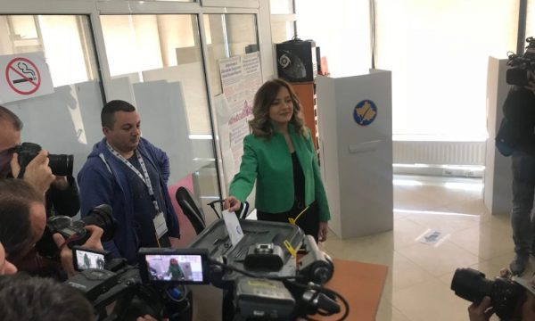 Kandidatja e PDK-së: Ftoj të gjithë qytetarët të votojnë