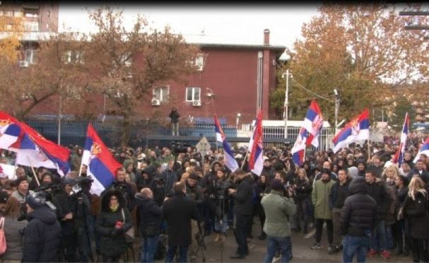 Në Beograd po shfaqet filmi i nënës nga Gjakova, protestojnë serbët