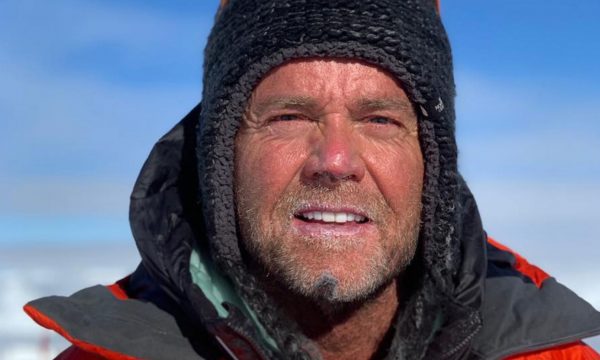 Alpinisti vdes pasi që ra nga maja e Everestit