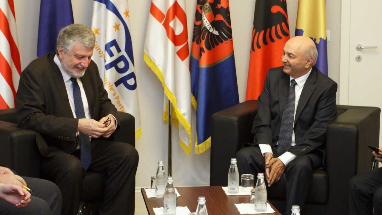 Mustafa takoi Ambasadorin e Francës: Kufijtë e Kosovës, mbi të cilët është shpallur Pavarësia, janë të panegociueshëm