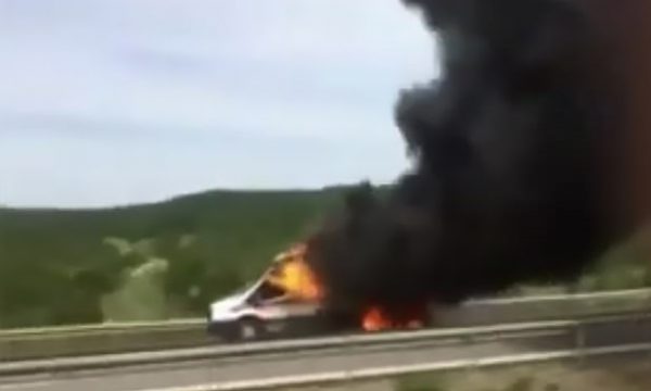 E tmerrshme, foshnja digjet e gjallë brenda autoambulancës