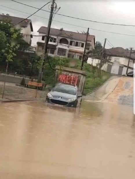 Përmbytje nga reshjet e shiut në Gjakovë (Foto)