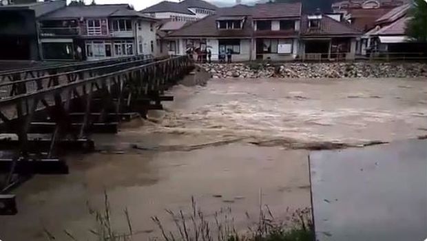 Gjendje e jashtëzakonshme në shumë qytete të Bosnjës, shiu s’ka të ndalur