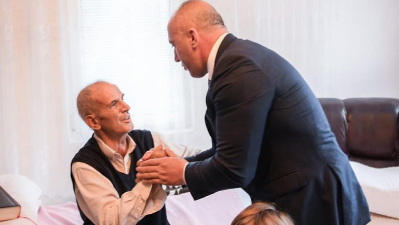 Haradinaj për vizitë në shtëpinë e babait të heroit Përparim Krasniqi