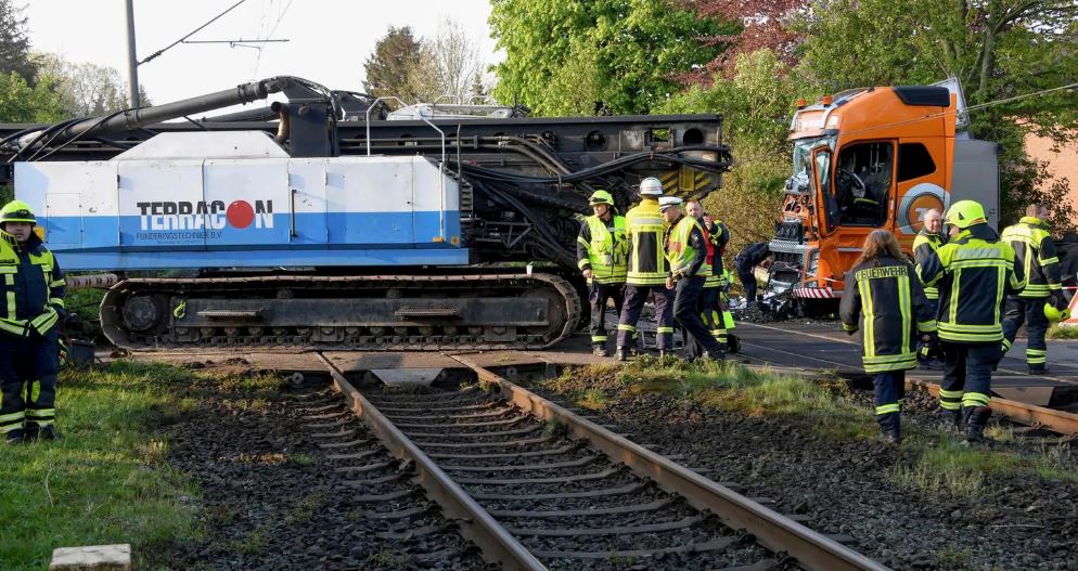 Aksidentohen treni dhe kamioni në Gjermani, lëndohen 12 persona