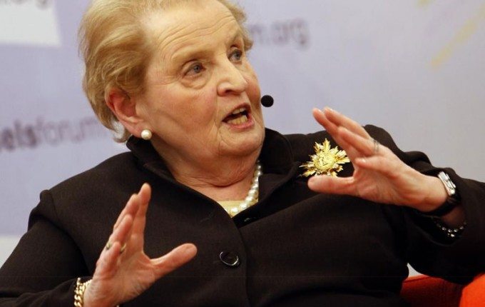 Madeleine Albright i bëhet bust në Prishtinë, së bashku me Hillaryn pritet të vizitojnë Kosovën