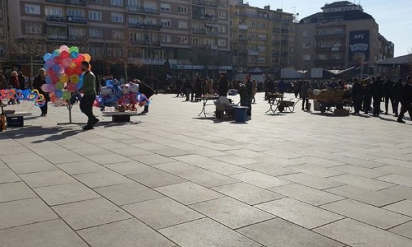 Kthehen në sheshet e Prishtinës shitësit ilegalë, një ditë pasi inspektorët i larguan