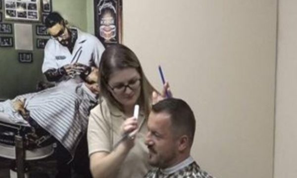 Një shqiptare, berberja më e preferuar për meshkujt në Zvicër