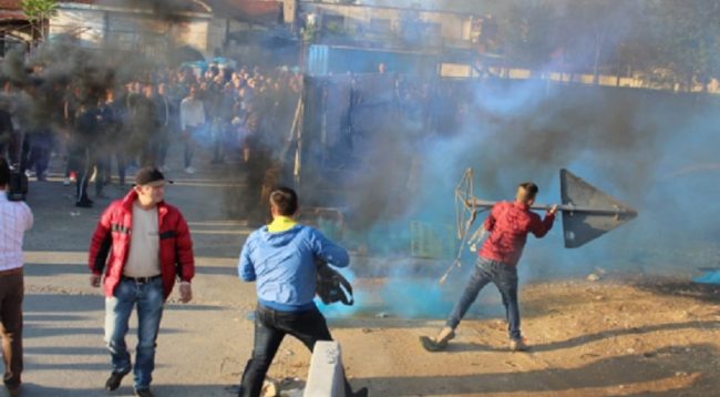 Bllokohen maturantët kosovarë nga protestuesit në Shqipëri