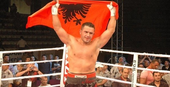 Rikthehet Nuri Seferi, triumfon në ring – mposht boksierin gjerman