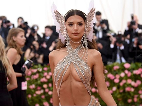 Modelja e njohur gati e zhveshur në Met Gala 2019