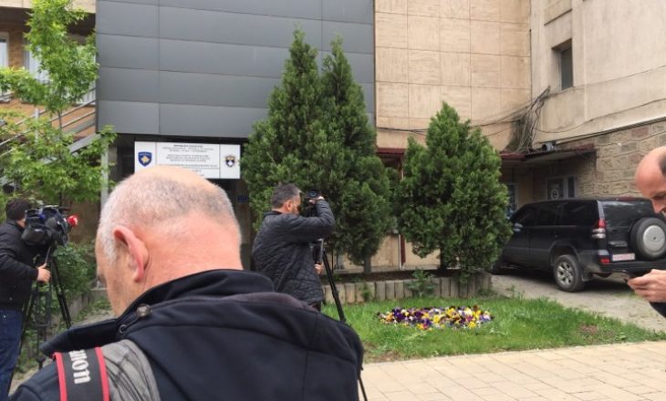 Flora Brovina shmang gazetarët duke u futur “fshehurazi” në polici për intervistim