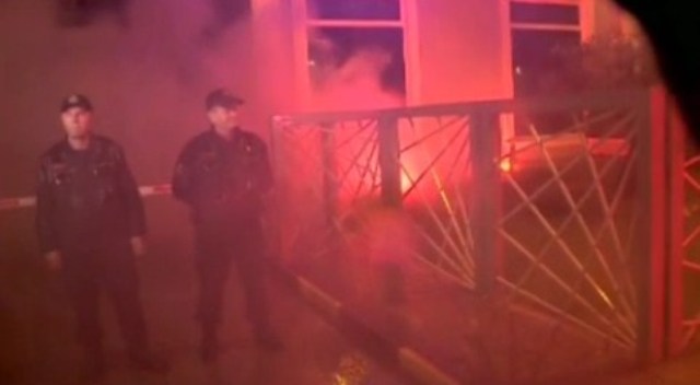 Protestuesit thyejnë xhamat e ndërtesës së Policisë së Tiranës
