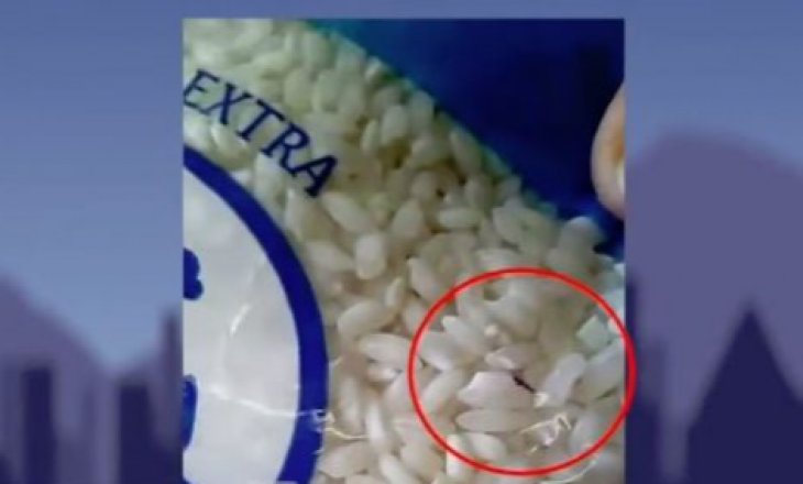Qytetari blen oriz, gjen brenda miza që lëvizin