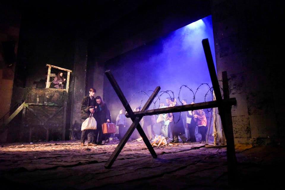 Veseli shkon në teatër, sheh shfaqjen e dhimbshme për refugjatët kosovarë