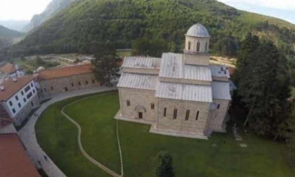 Qeveria Kurti hesht lidhur me Manastirin e Deçanit