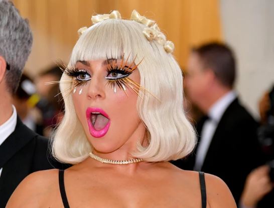 Lady Gaga zhvishet gjatë parakalimit në Met Gala!!