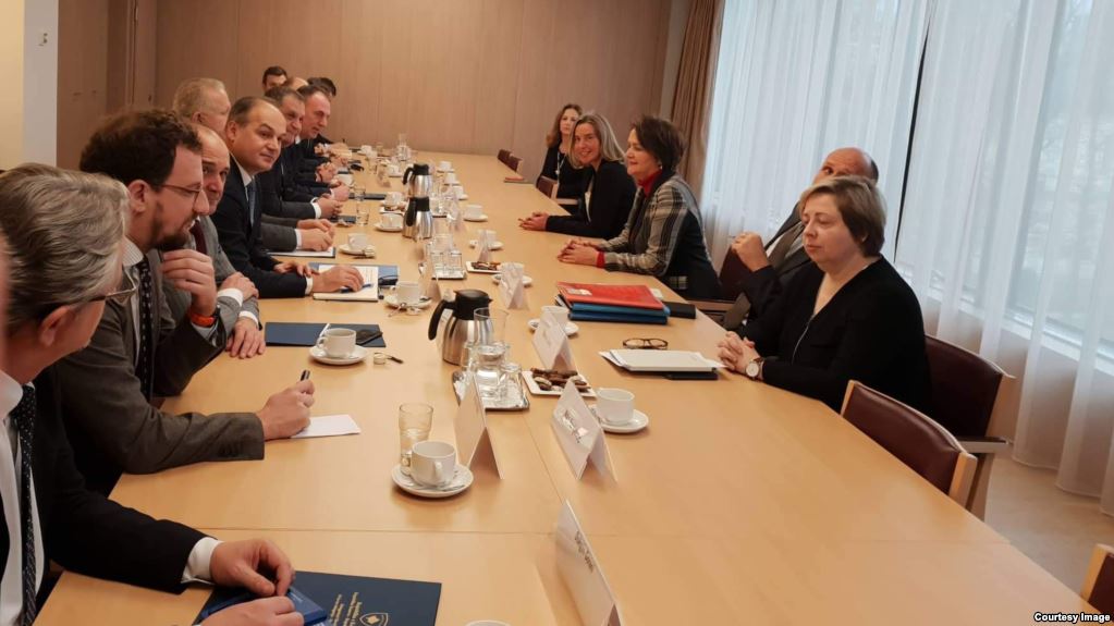 Gjysmë viti i humbur i negociatorëve, përjashtohen nga takimet e rëndësishme