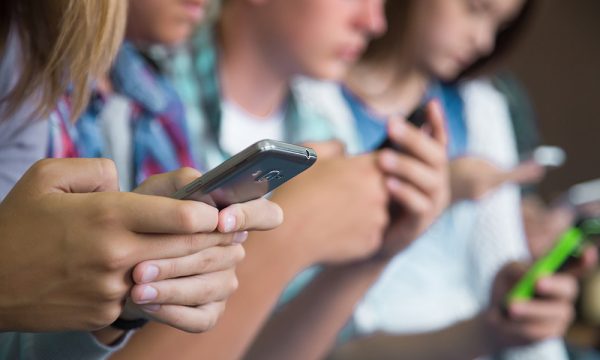 Nxënësit kosovarë zgjedhin telefonat në vend të librave