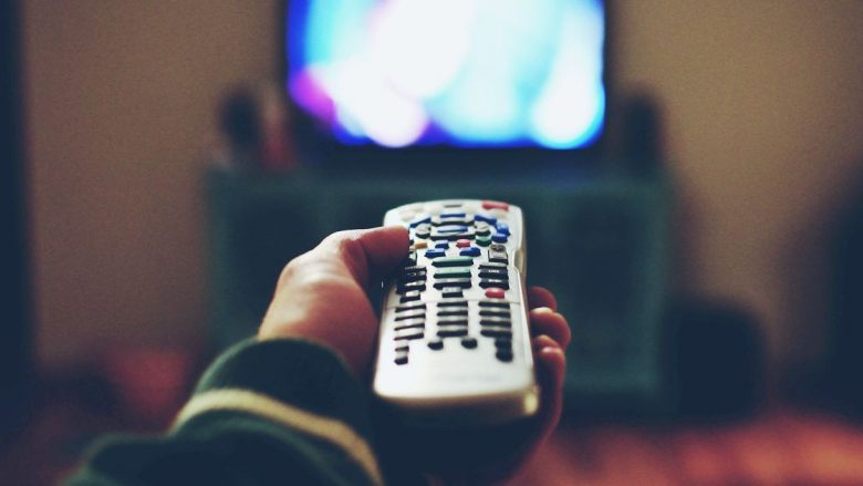 I mori telekomandën me dhunë gjyshes, arrestohet