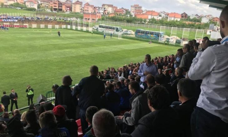 Thaçi i pranishëm në ndeshjen Feronikeli-Prishtina