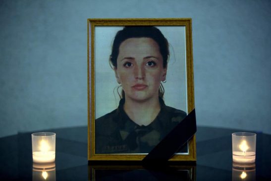 Sot arrin në Tiranë trupi i efektives Hasanaj e cila humbi jetën në Letoni