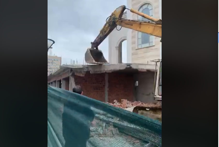 Nis rrënimi i disa lokaleve te Katedralja në Prishtinë