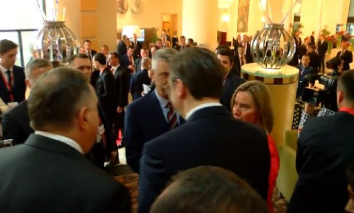 Vuçiq tregon çfarë i tha Thaçit: Iu drejtova në serbisht