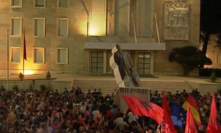 Protestuesit rrëzojnë bustin e Ramës si diktatorin Enver Hoxha