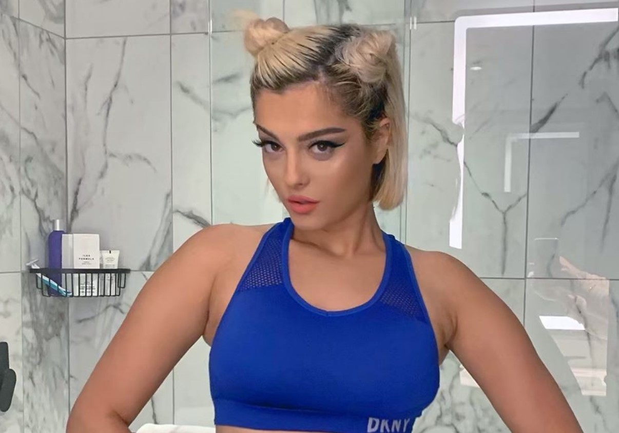 Bebe Rexha filmon të pasmet në pasqyrë