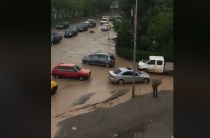 Rruga kryesore në Gjilan vë Gjilan vërshohet nga uji