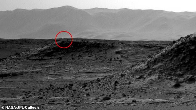 Roveri i NASA-s kapë një dritë misterioze në Mars