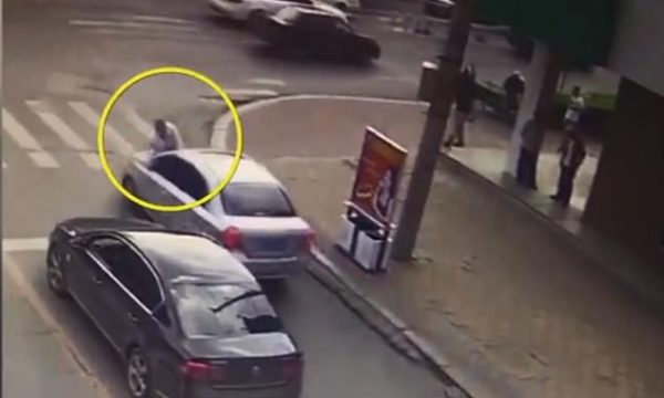 Ja si reagon burri kur sheh gruan në makinën e tjetërkujt (Video)