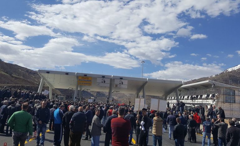 Protestuesit në Kukës çajnë kordonin policor, plagoset një grua