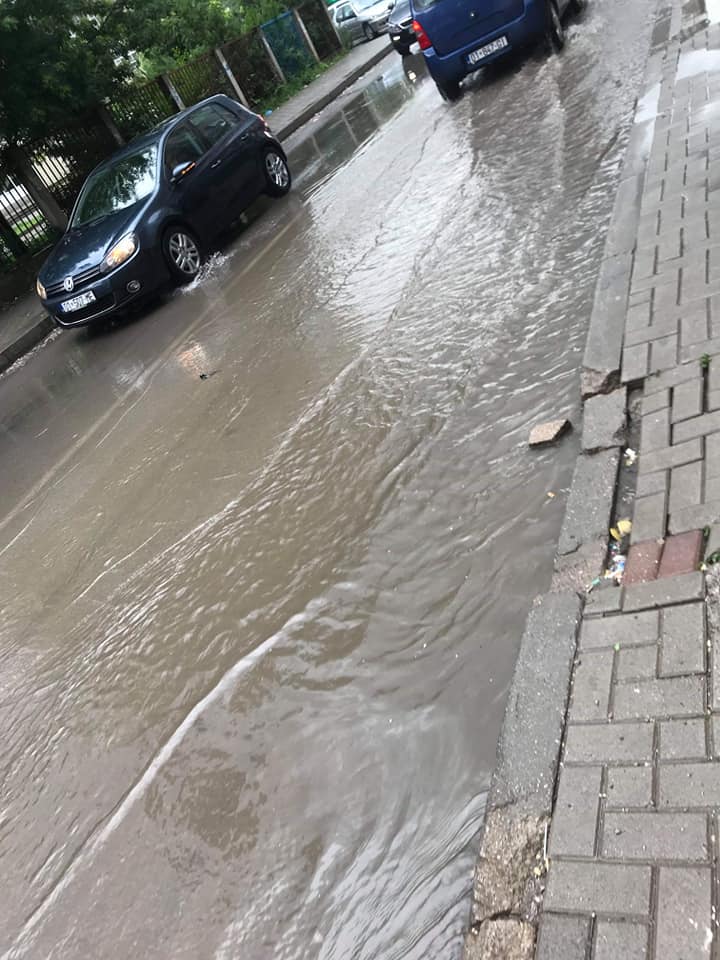Fushë Kosova bllokohen nga uji pas reshjeve të shiut