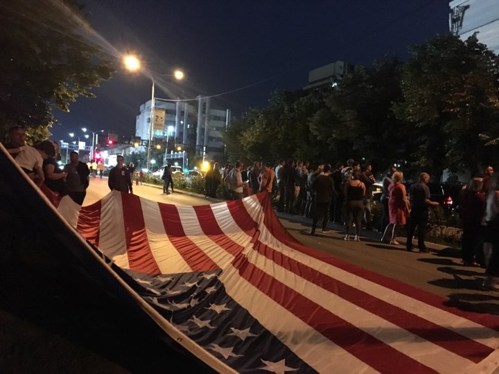Bllokohen rrugët e Prishtinës, qytetarët presin ta takojnë Clintonin