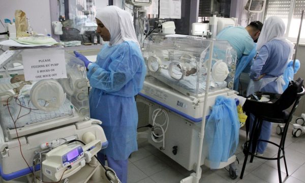 Spitali në Jerusalem ku bebet po vdesin të vetmuara