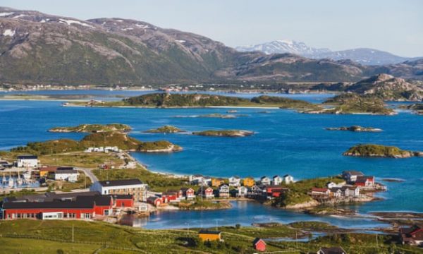 Ishulli në Norvegji ku ka 24 orë ditë, dëshiron që ta heqë orën nga përdorimi