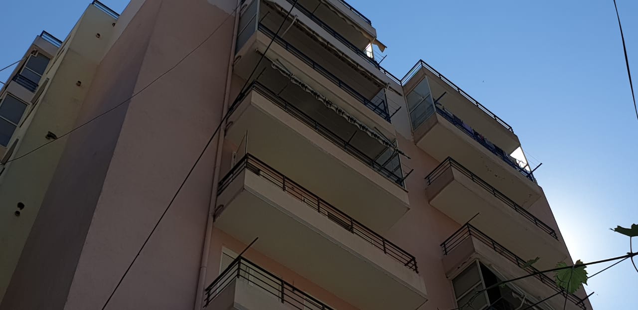 40 vjeçari hidhet nga kati i gjashtë