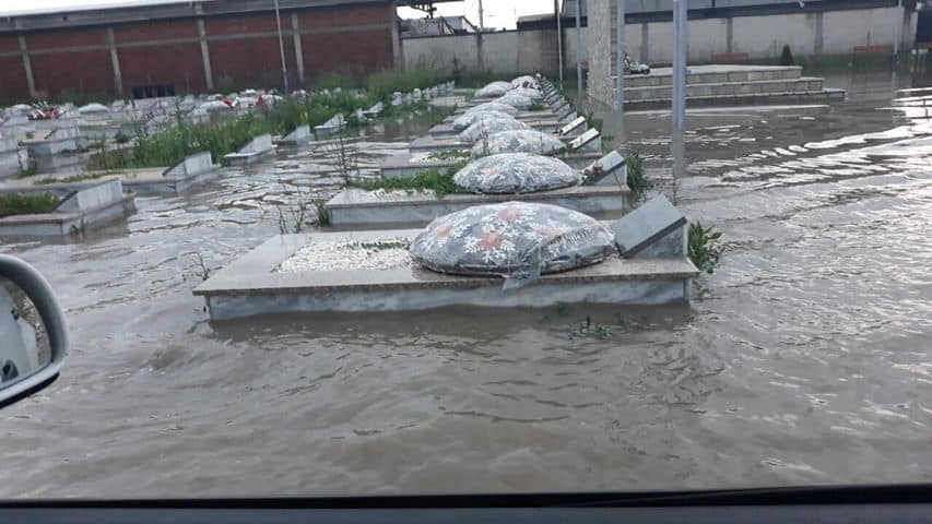 Varrezat e dëshmorëve në Fushë-Kosovë vërshohen  nga uji (FOTO)
