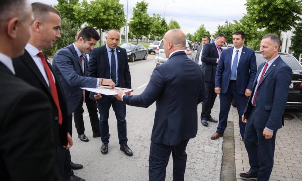 Haradinaj iu shpërndanë ëmbëlsira policëve për Bajram